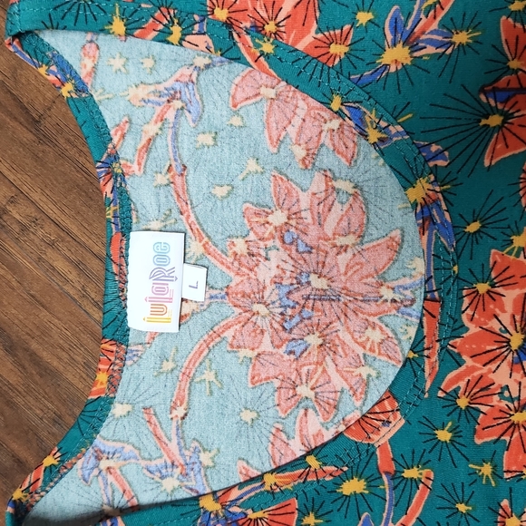 NWT Sleeveless Tank Top LuLaRoe Size L Very Pretty Colors - Picture 5 of 12